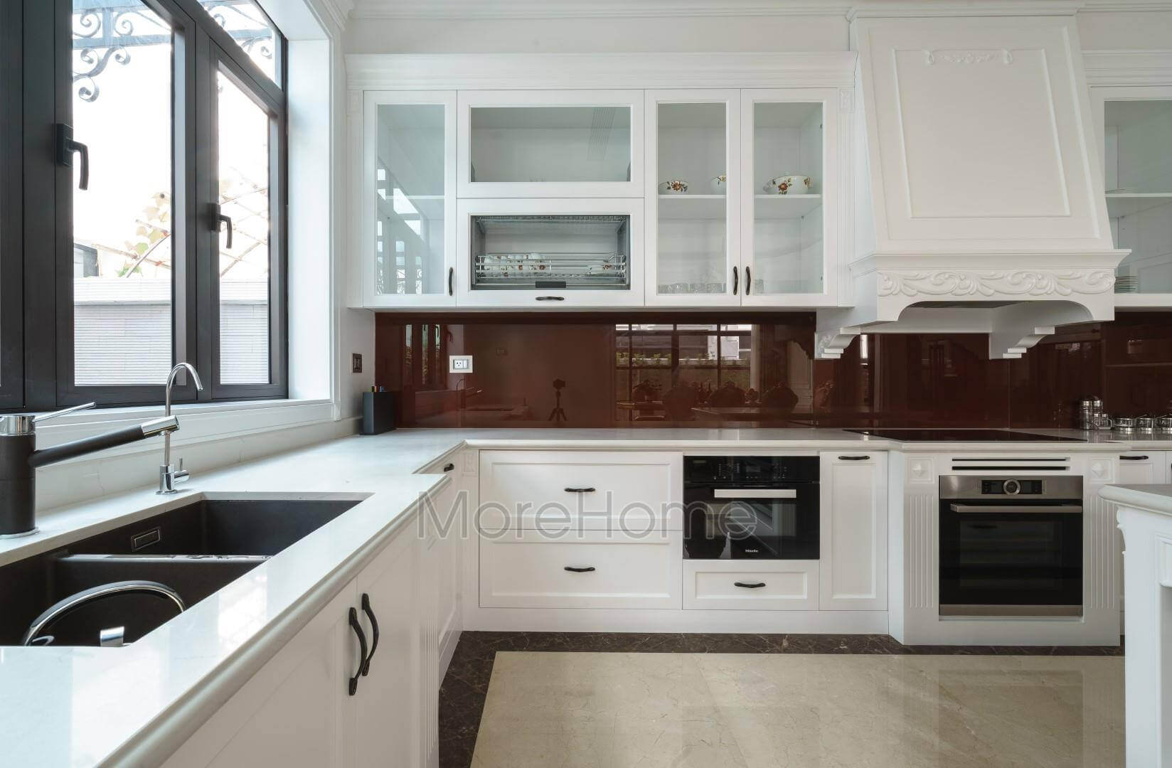 Với hệ thống tủ trên tủ dưới khoảng cách tỷ lệ hợp lý mà phòng bếp gọn gàng tối ưu chức năng nhất tủ bếp