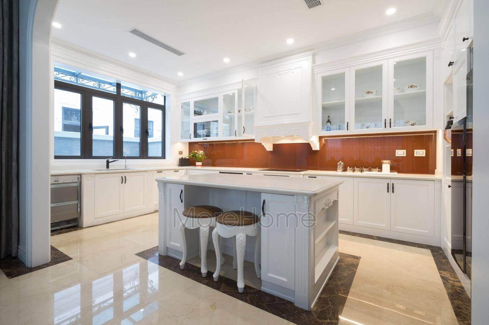 Thiết kế tinh tế tỉ mỉ của tủ bếp phong cách tân cổ điển đã hoàn toàn chinh phục khách hàng Thiết kế tủ bếp biệt thự sang trọng