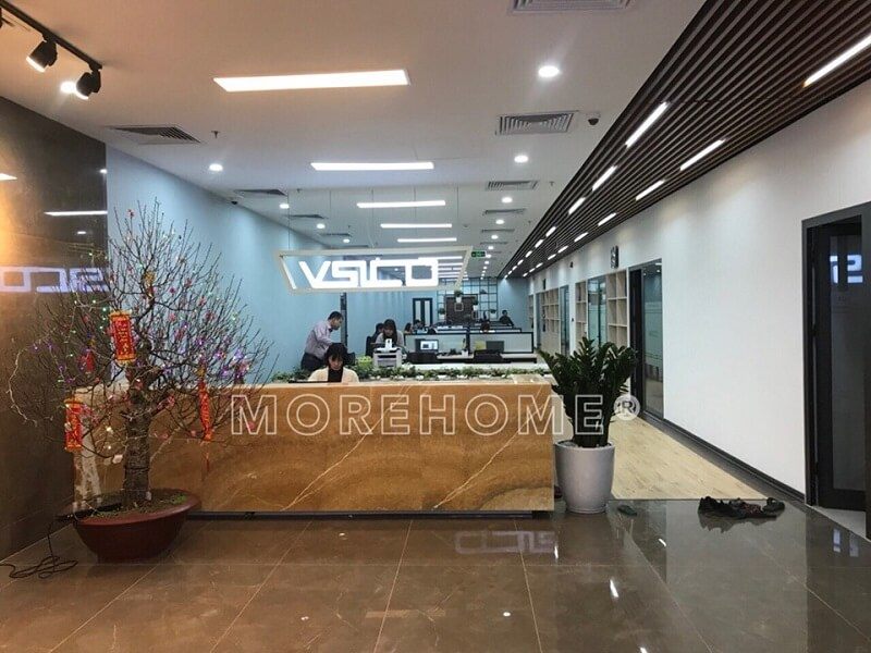 Thiết kế sảnh lễ tân văn phòng đẹp sử dụng đá nhân tạo cao cấp ốp bàn giúp không gian thêm phần sang trọng