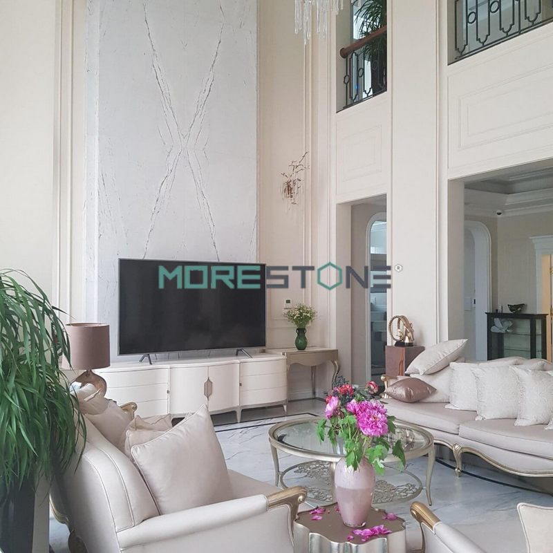 Bộ sofa bằng gỗ công nghiệp sơn màu kim loại bọc vải cao cấp màu kem mang đến sự trẻ trung mà vẫn thanh lịch cho không gian phòng khách tân cổ điển