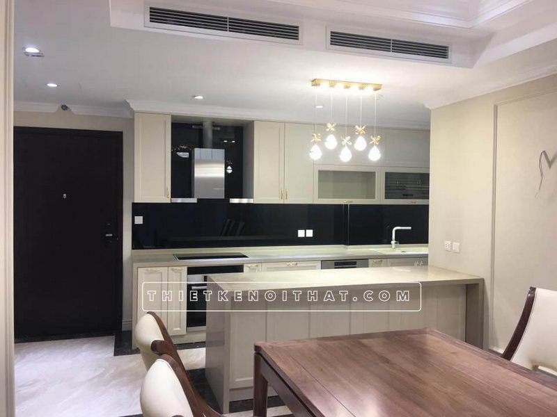 Khu vực bếp tân cổ điển được lắp đặt quay lưng với cửa ra vào cho phép đảm bảo luồng khí phong thủy đi đúng hướng, đem tới nhiều tài lộc cho gia chủ